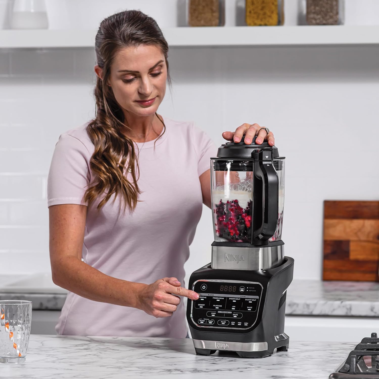 Ninja Foodi Mixer & Suppenbereiter, 10 Auto-iQ-Programme, 1,7L Glaskrug, heißer & kalter Mixer, integriertes Heizelement, Stampfer, Reinigungsprogramm & Bürste, 1000W, Schwarz HB150EU