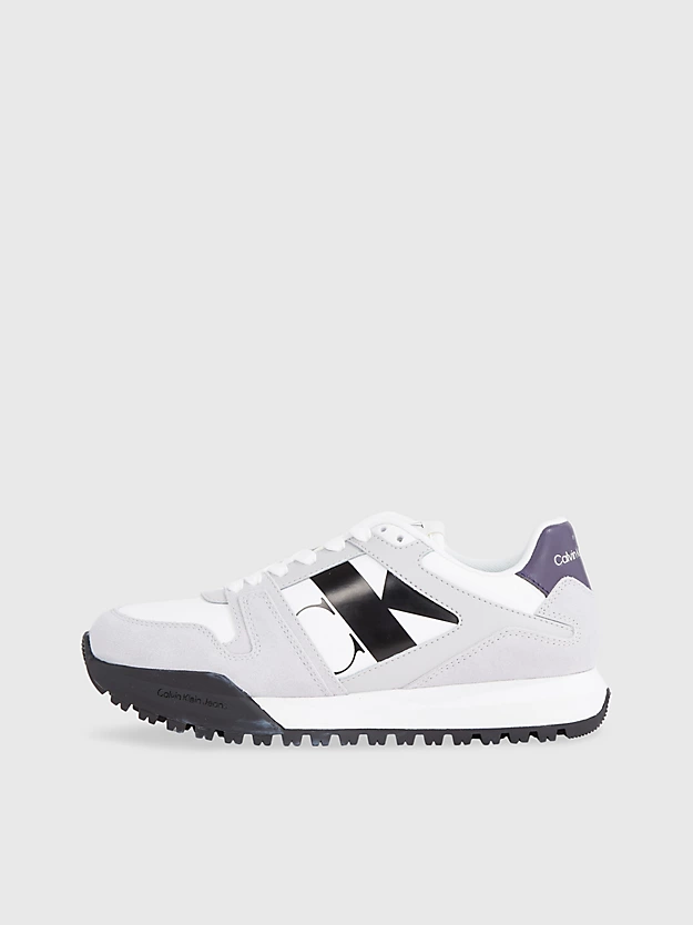 Tênis de camurça