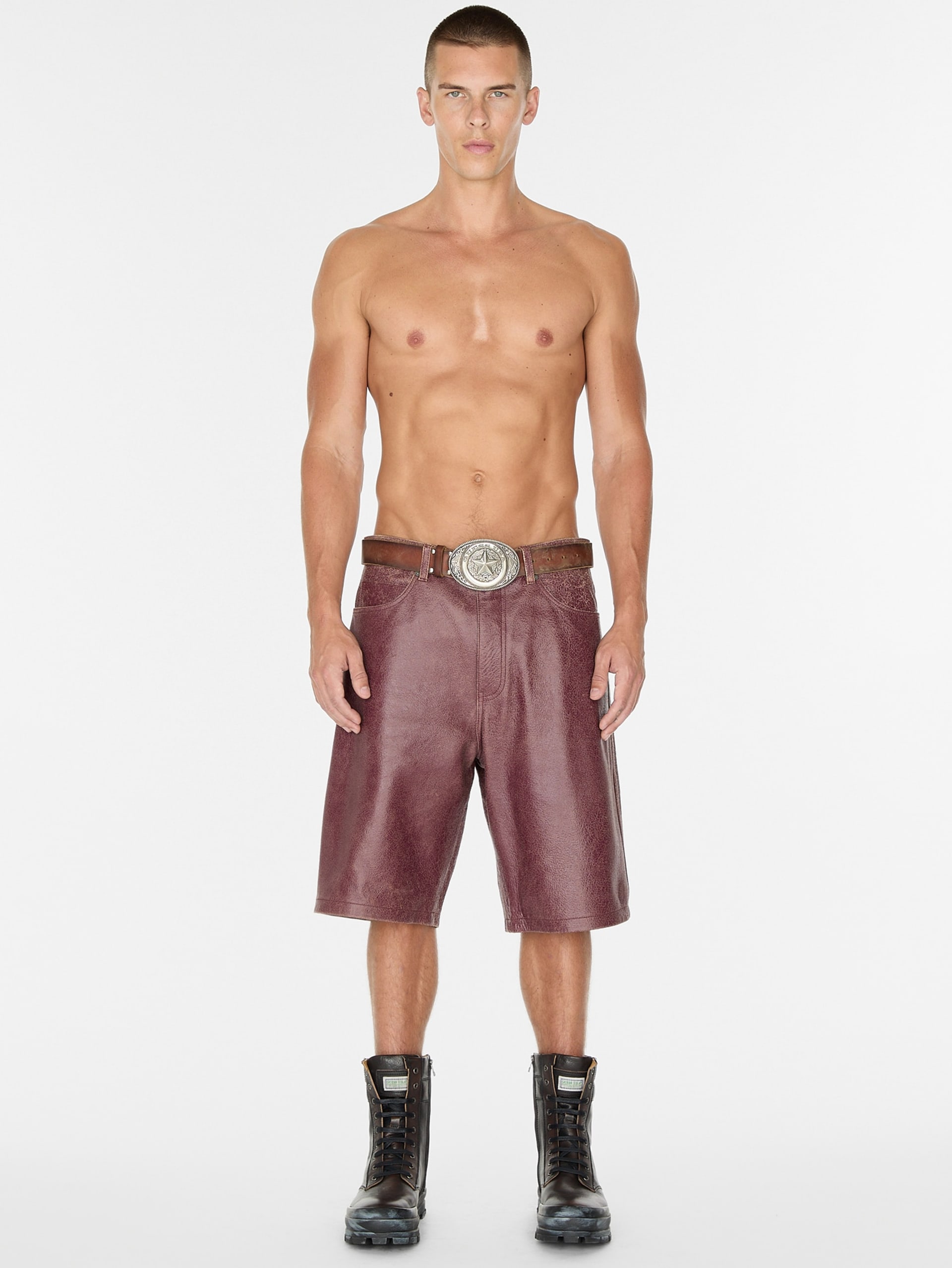shorts de couro craquelado
