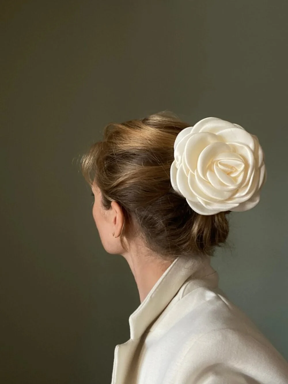 Pico  Giant Satin Rose hårklemme - beige