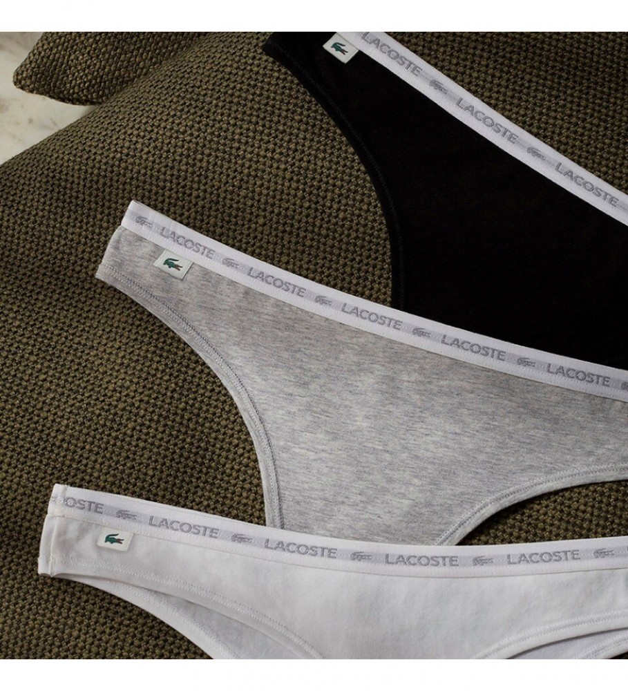 Conjunto de 3 tangas Lacoste em algodão elástico nas cores cinza, branco e preto.