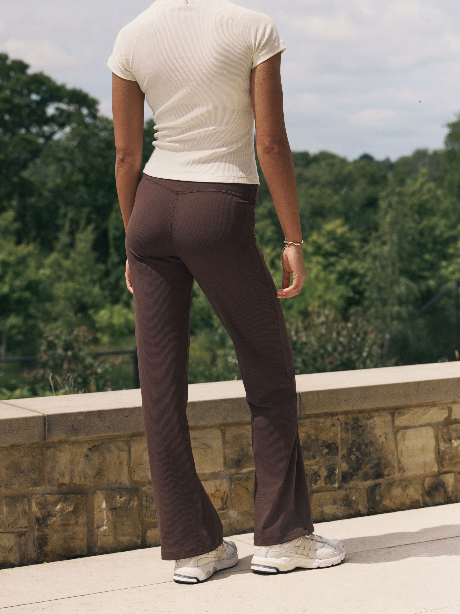 Chocoladebruin - self. Geribde wijde legging