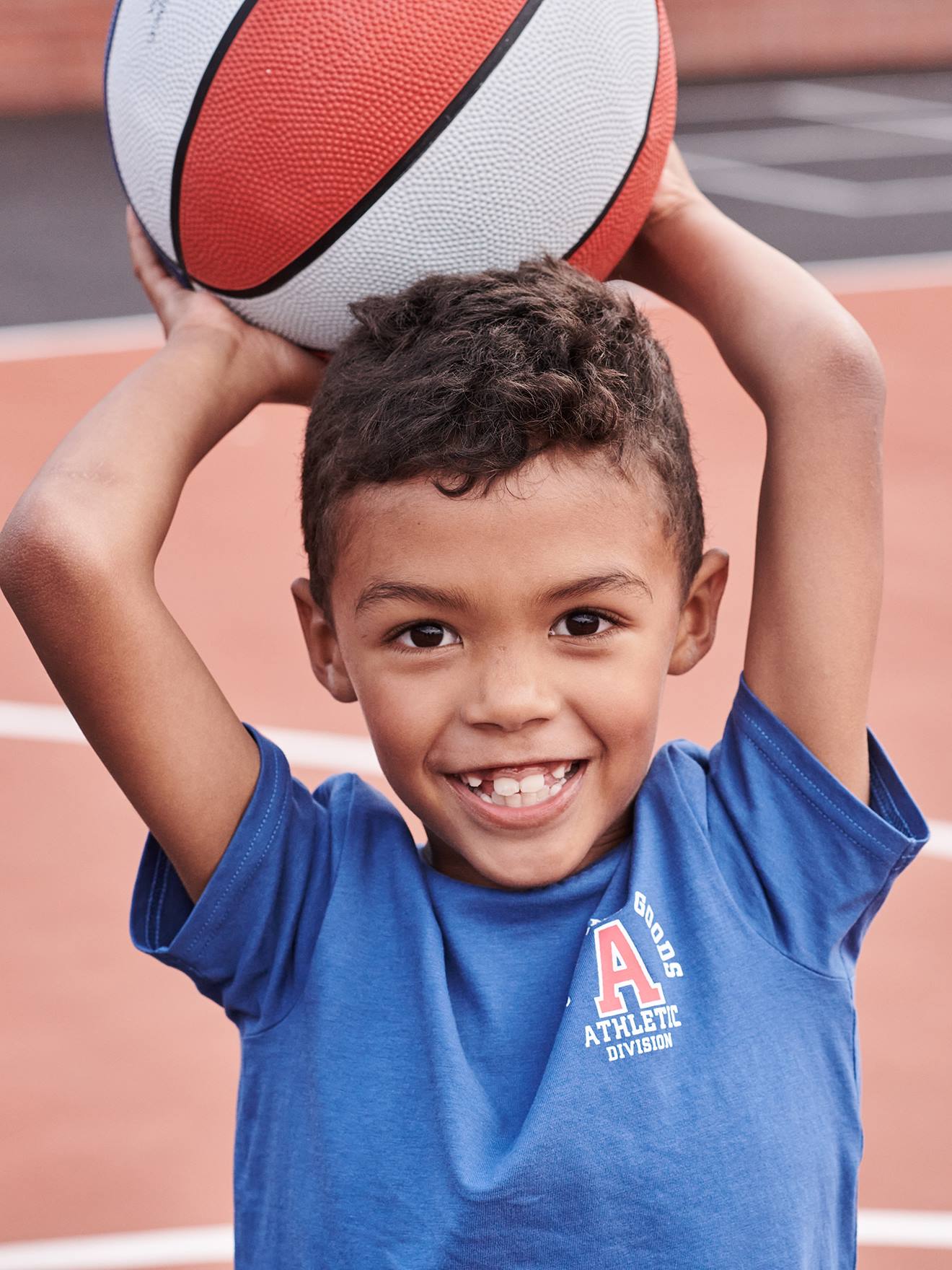 Camiseta esportiva azul-elétrica com estampas para meninos