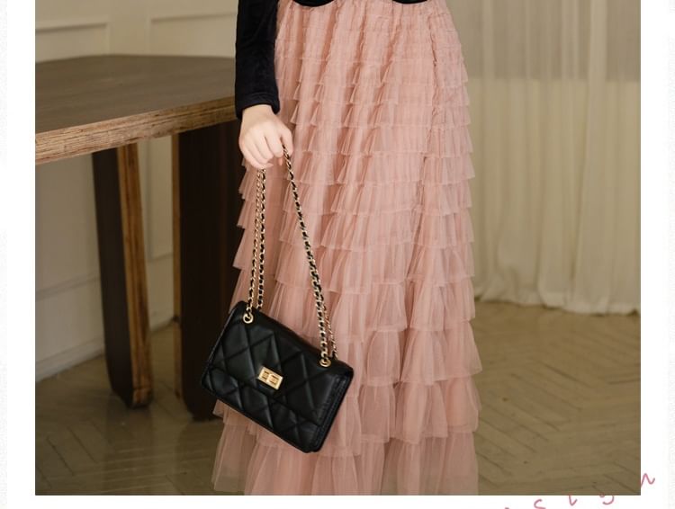 Plum Reverie - V-hals effen top met knopen / Hoge taille effen gelaagde mesh maxi A-lijn rok