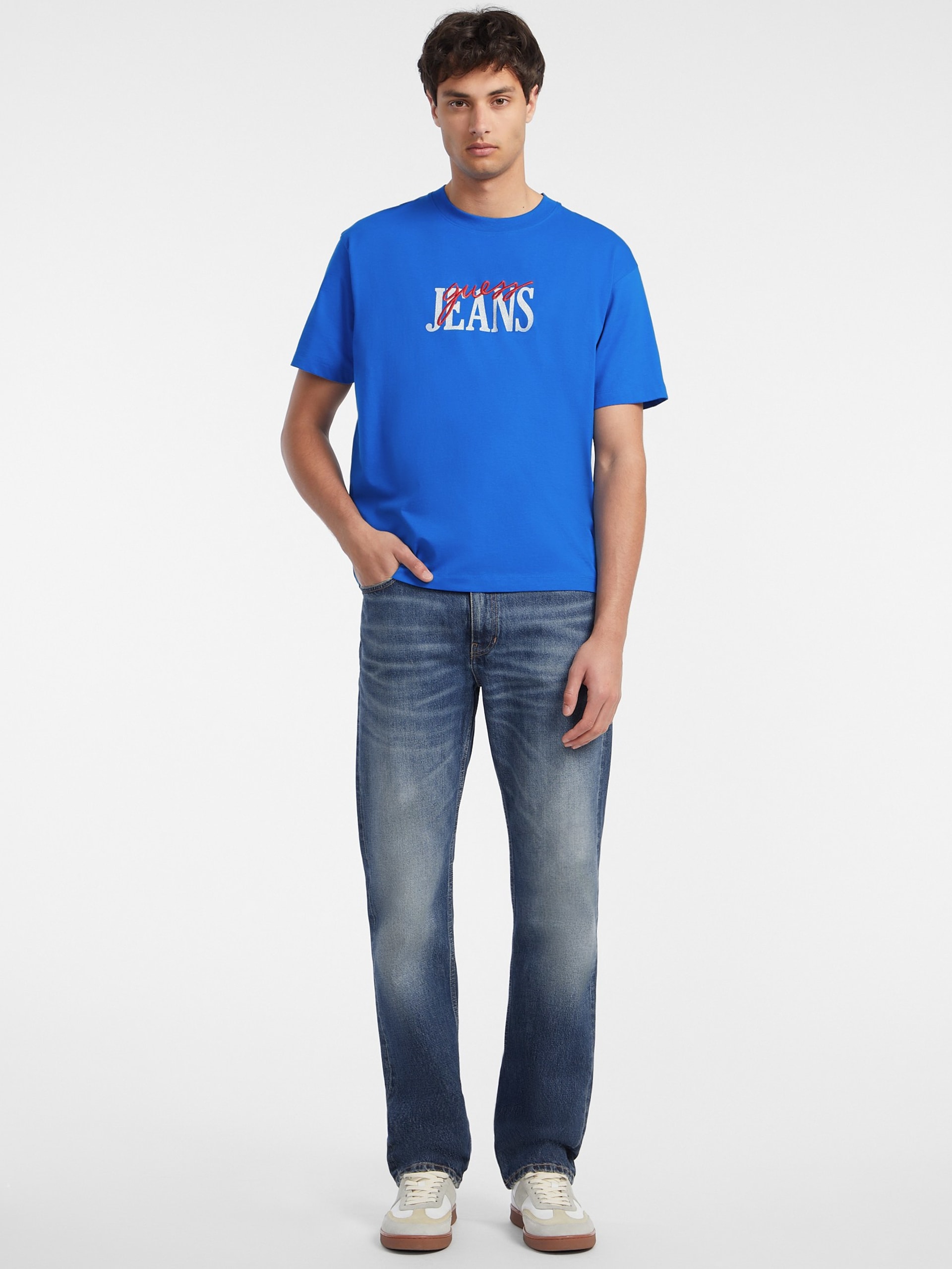 Camiseta com logos variados