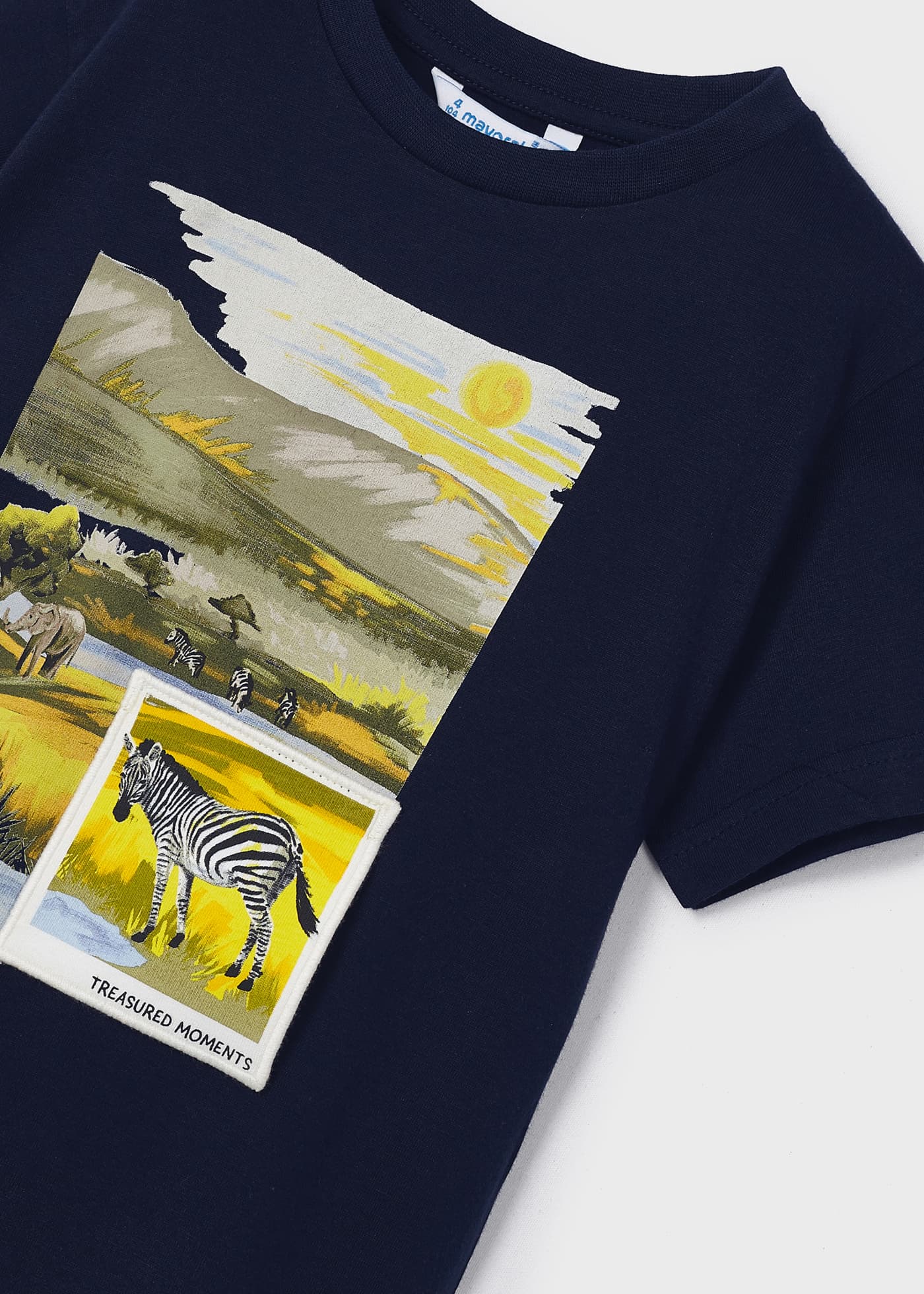 Camiseta infantil com estampa interativa, feita de algodão sustentável.
