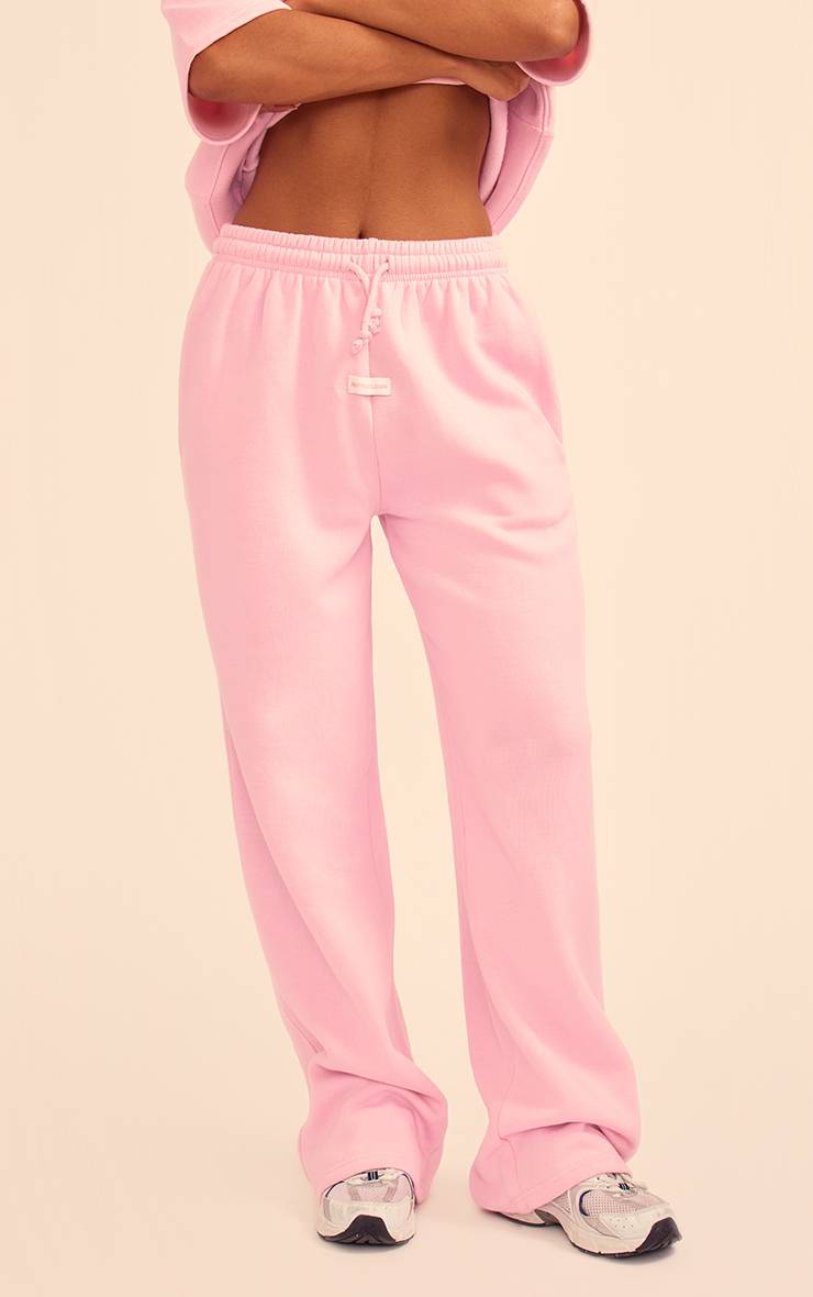 Rose Bébé Prettylittlething Jogging Jambes Larges Taille Mi-haute Avec Détail Badge