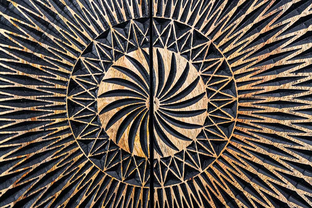 Design Highboard ILLUSION 120cm schwarz Mangoholz Massivholz mit 3D Schnitzereien gold Eisen Metallgestell