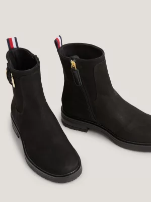 Botas de cano curto em nobuck com detalhe de cinto essencial