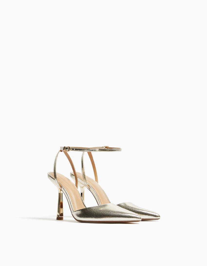 Sapatos de salto com tira no calcanhar
