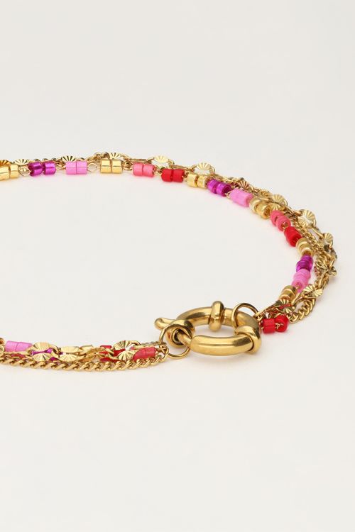 Driedubbele armband met rode en roze kralen