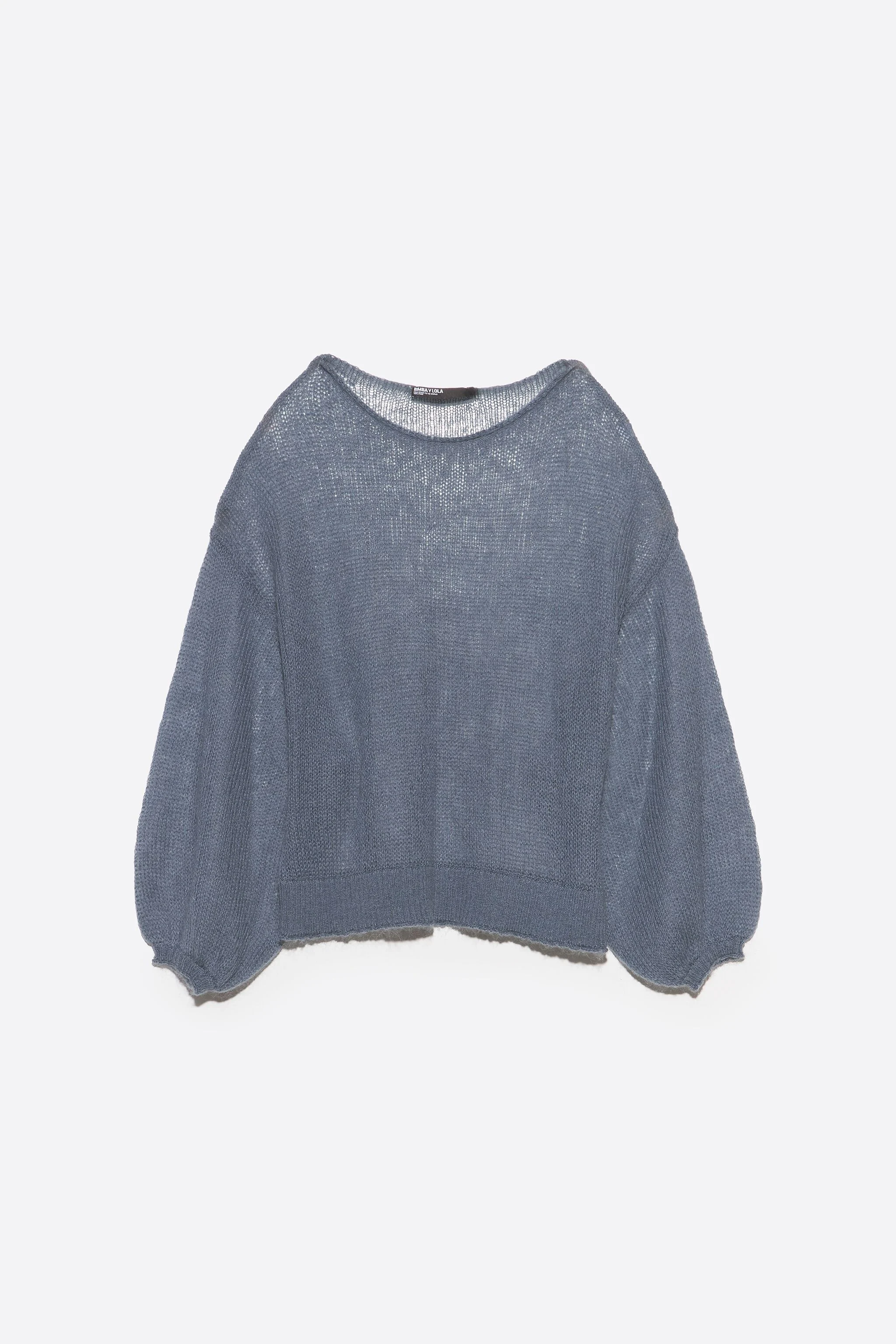 Suéter azul claro de mohair com decote canoa