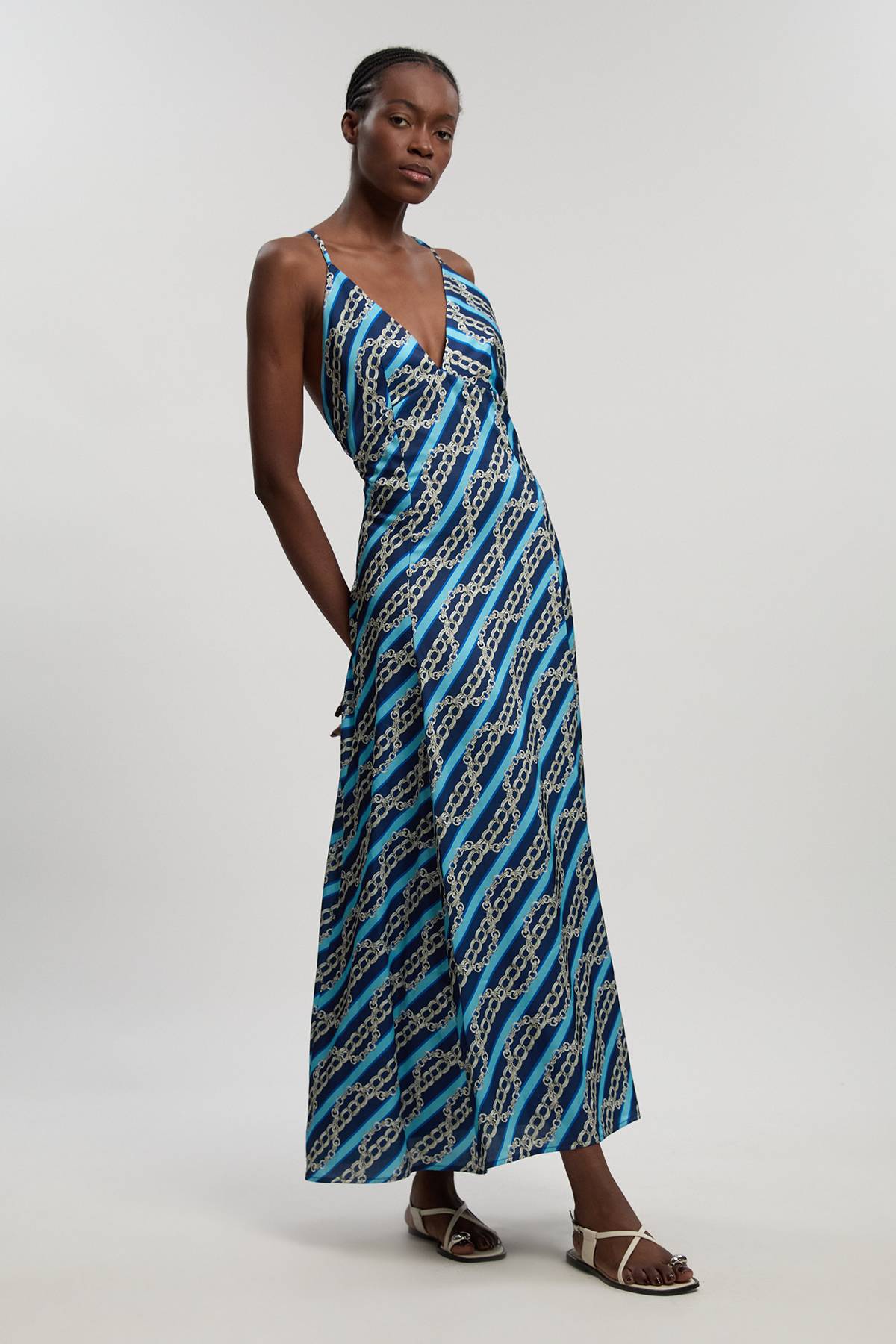 KarenMillen Robe Longue En Satin Martelé À Imprimé Chaîne Avec Décolleté Plongeant Et Bretelles Entrecroisées