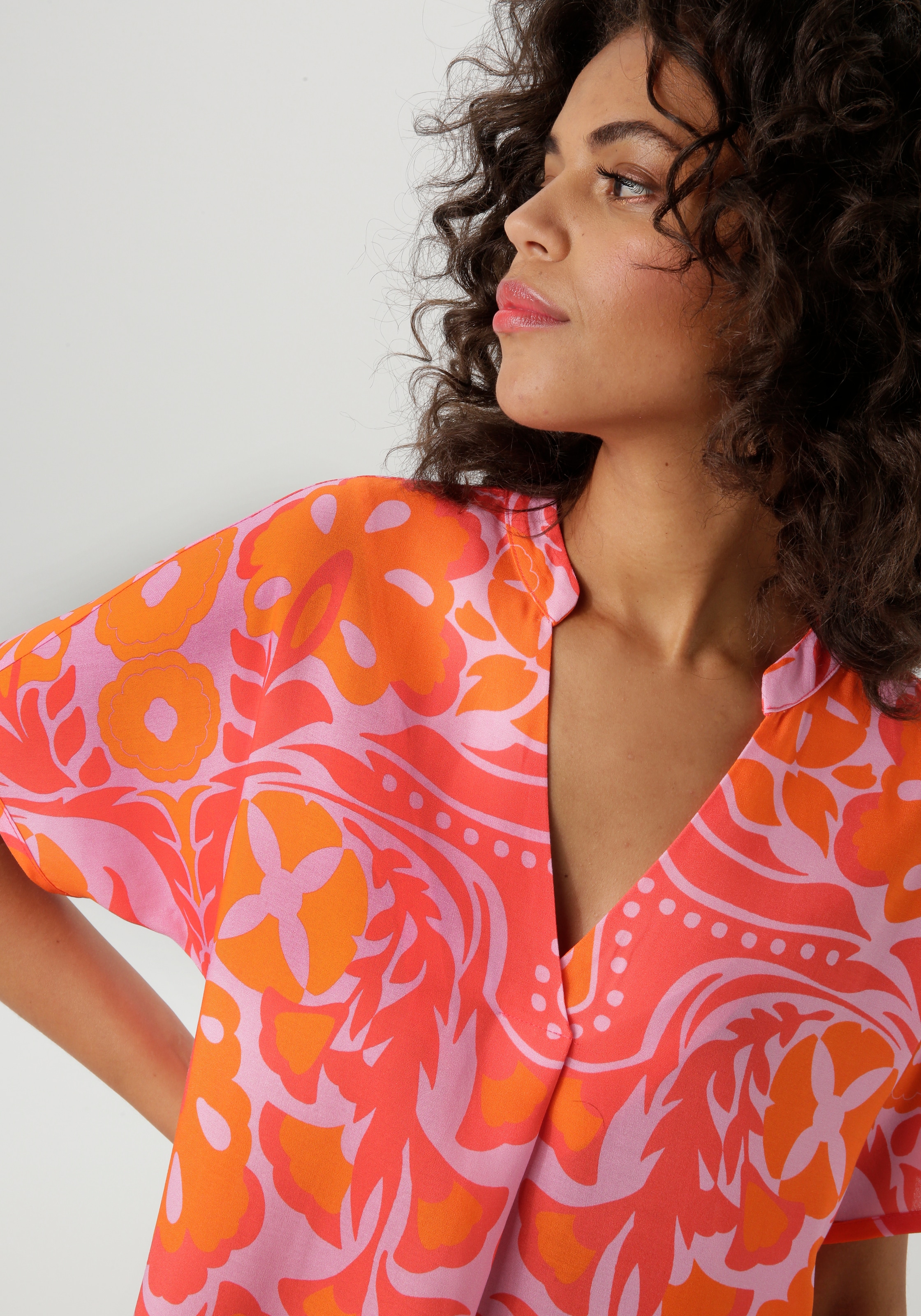 Aniston CASUAL Sommerkleid mit extravagantem, grafischen Druck