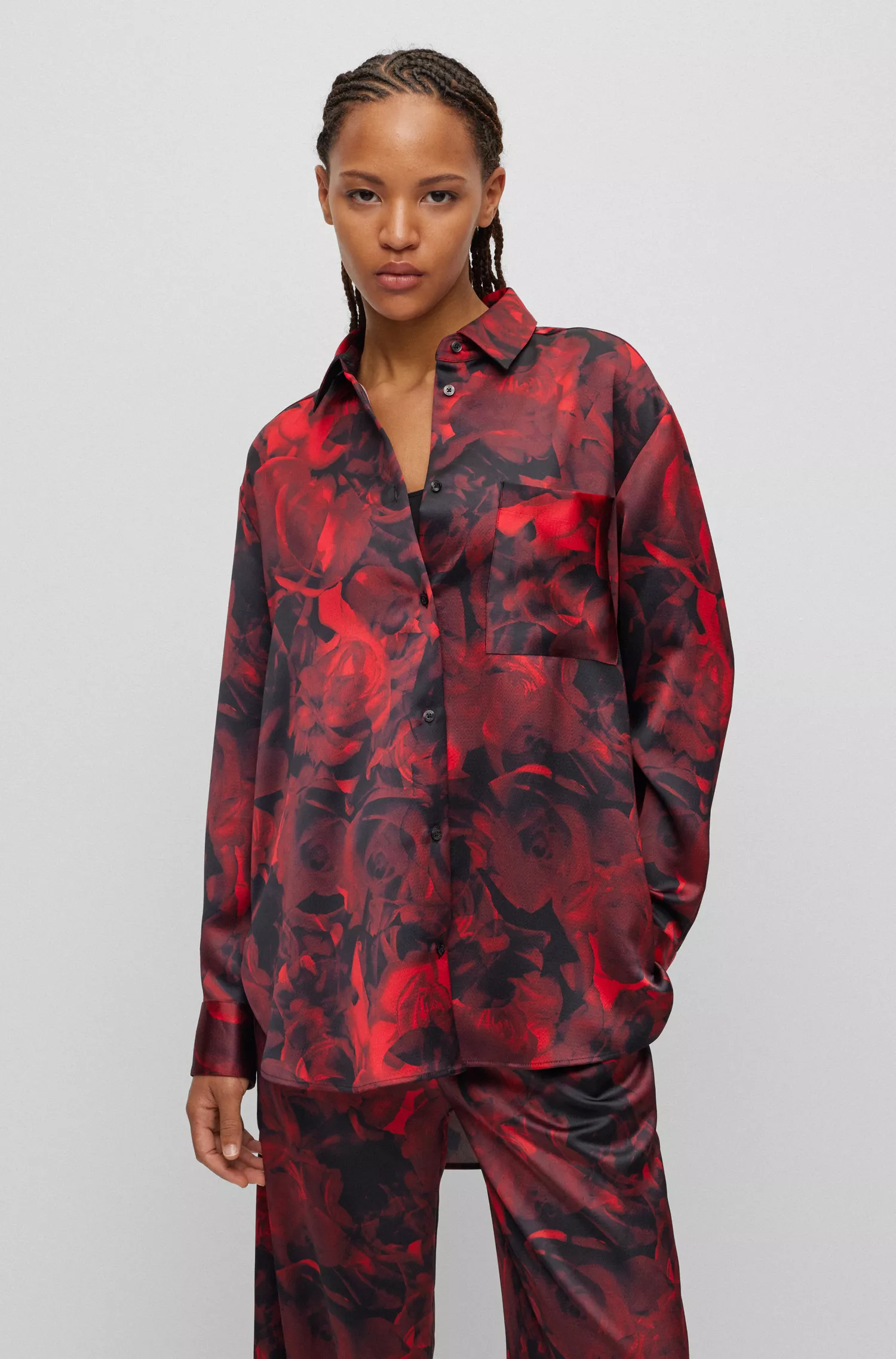Blusa HUGO vermelha, modelo longo e modelagem solta com estampa de rosas.