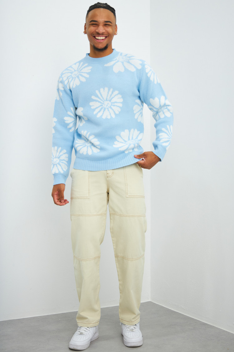 Pull bleu à motif fleur blanche