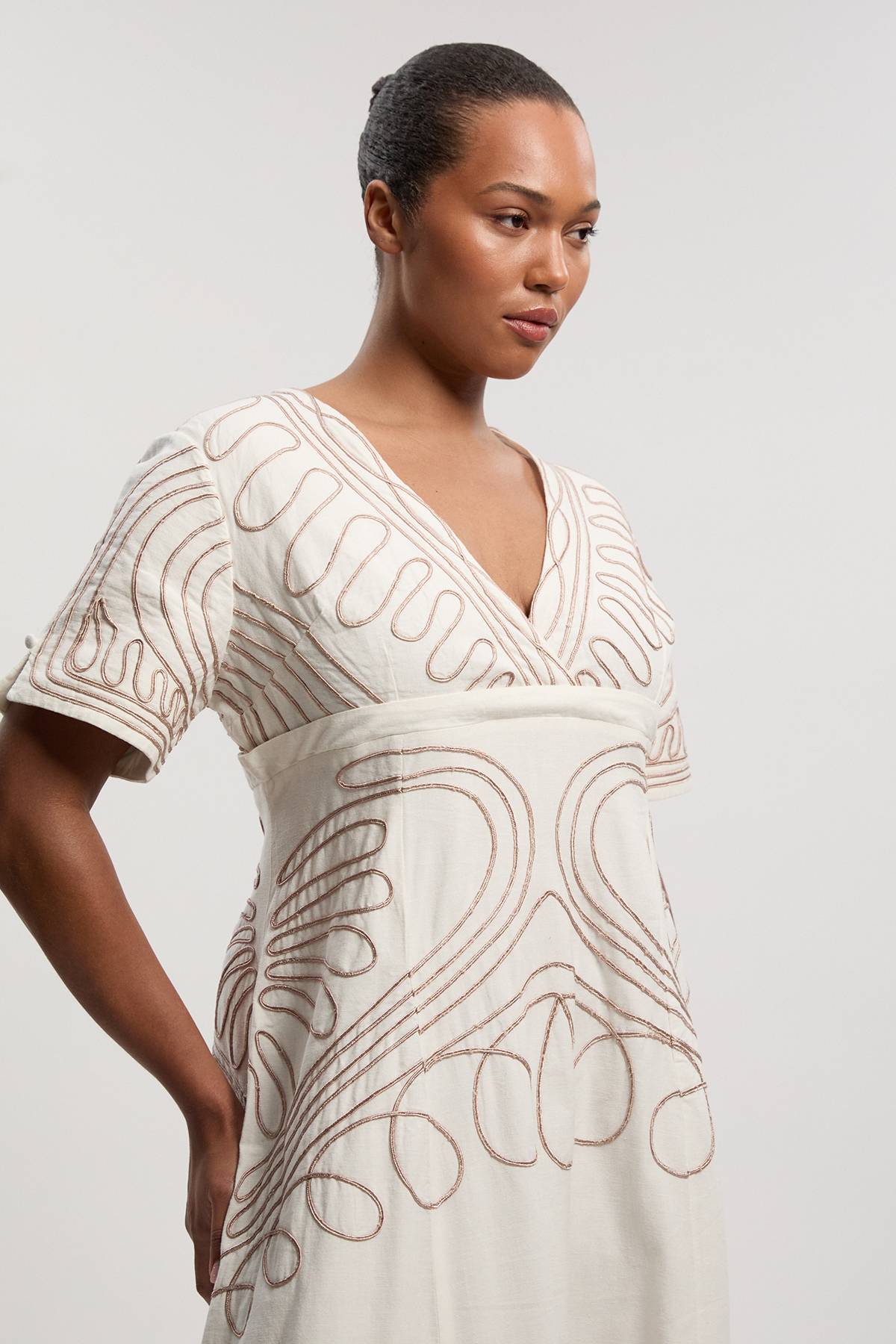 KarenMillen Robe Mi-Longue Tissée Grande Taille en Coton Lin avec Broderie Cornelli et Dos Ouvert