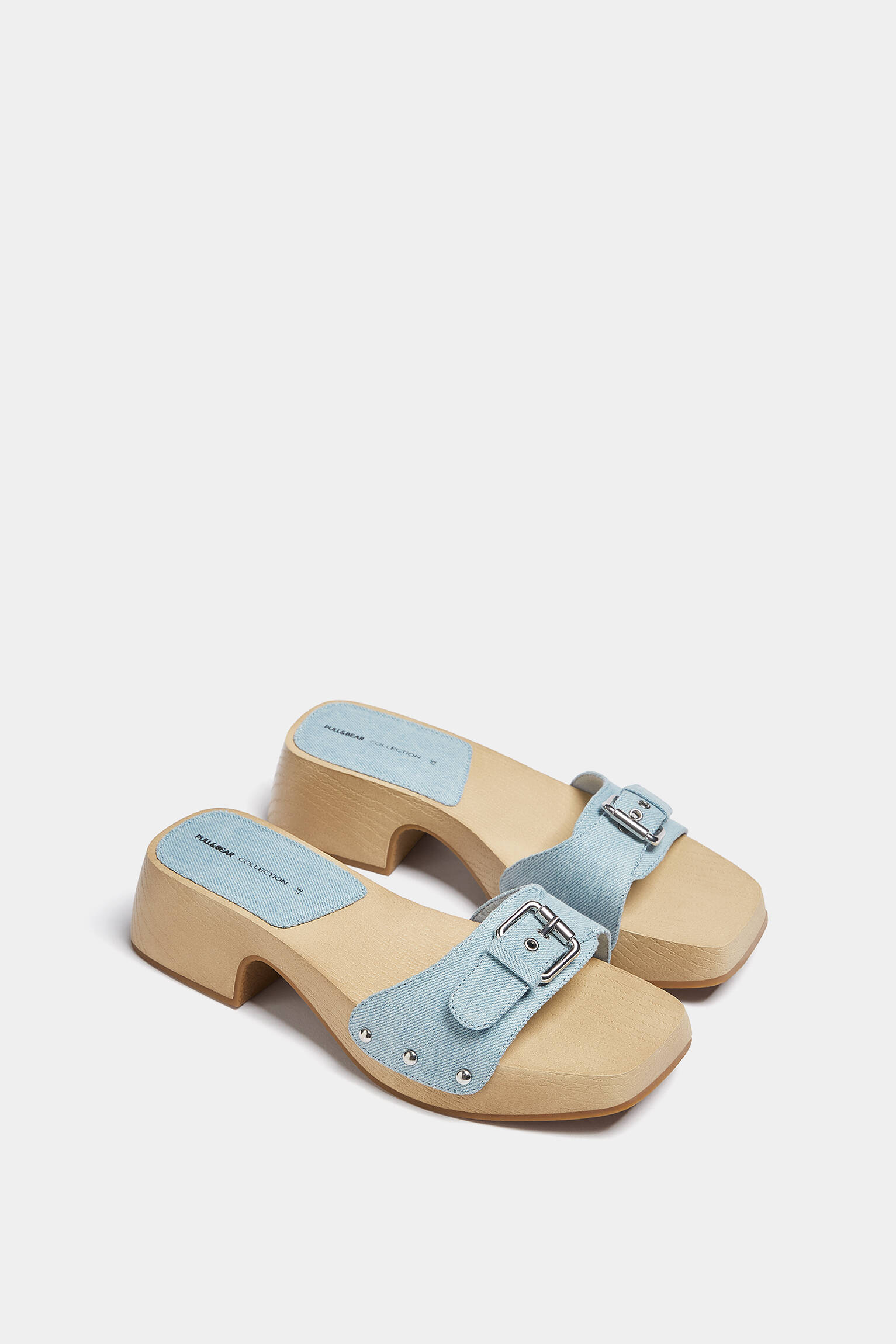 Tamanco de jeans com fivela de madeira
