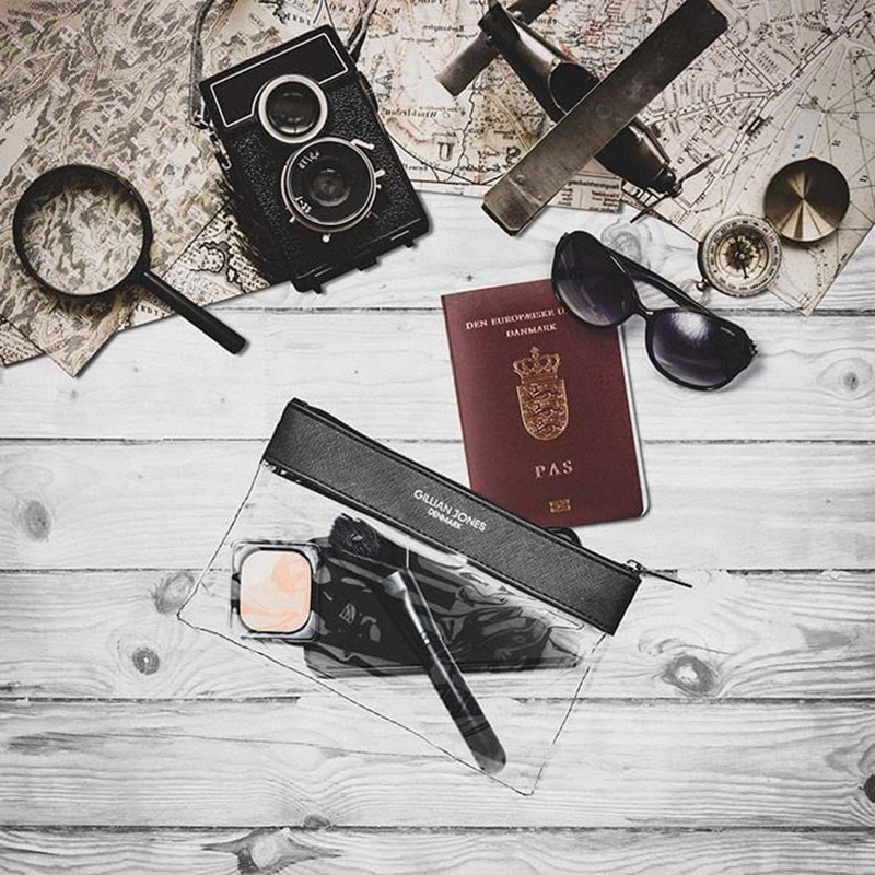 Gillian Jones<br>Check in bag med indhold
