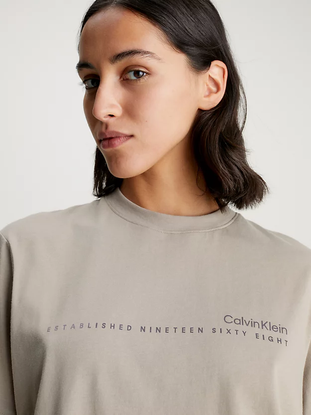Camiseta com logo e modelagem relaxada