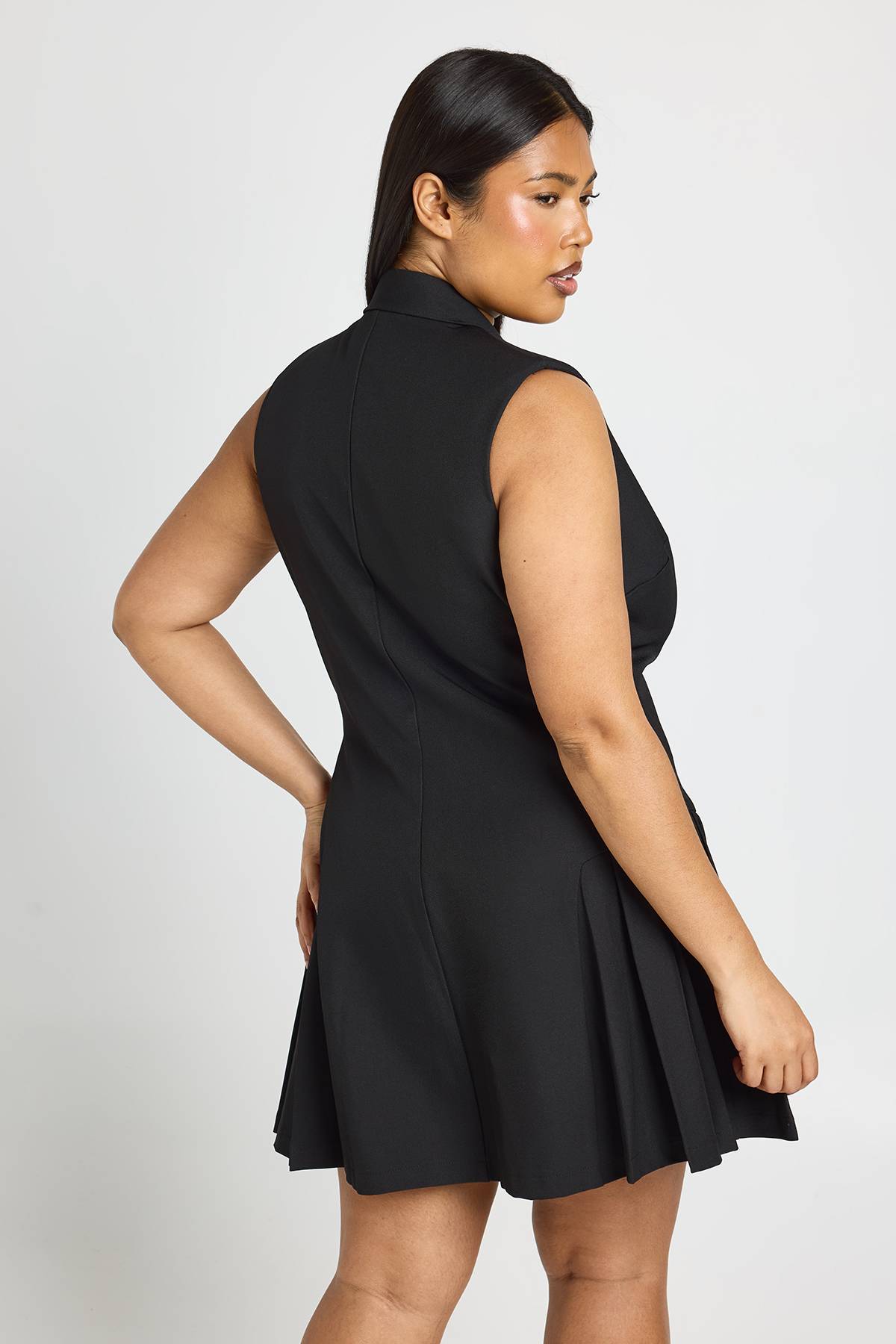 boohoo Robe Blazer Patineuse Plissée Sans Manches Ajustée Grande Taille