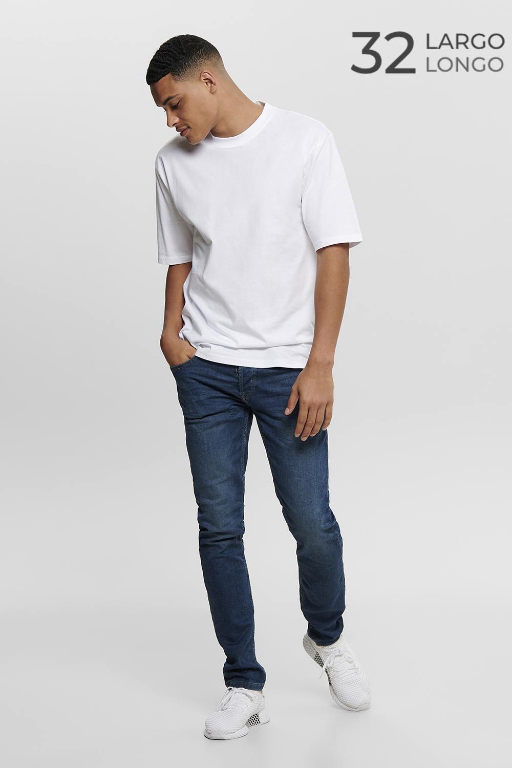 calça jeans azul de corte justo