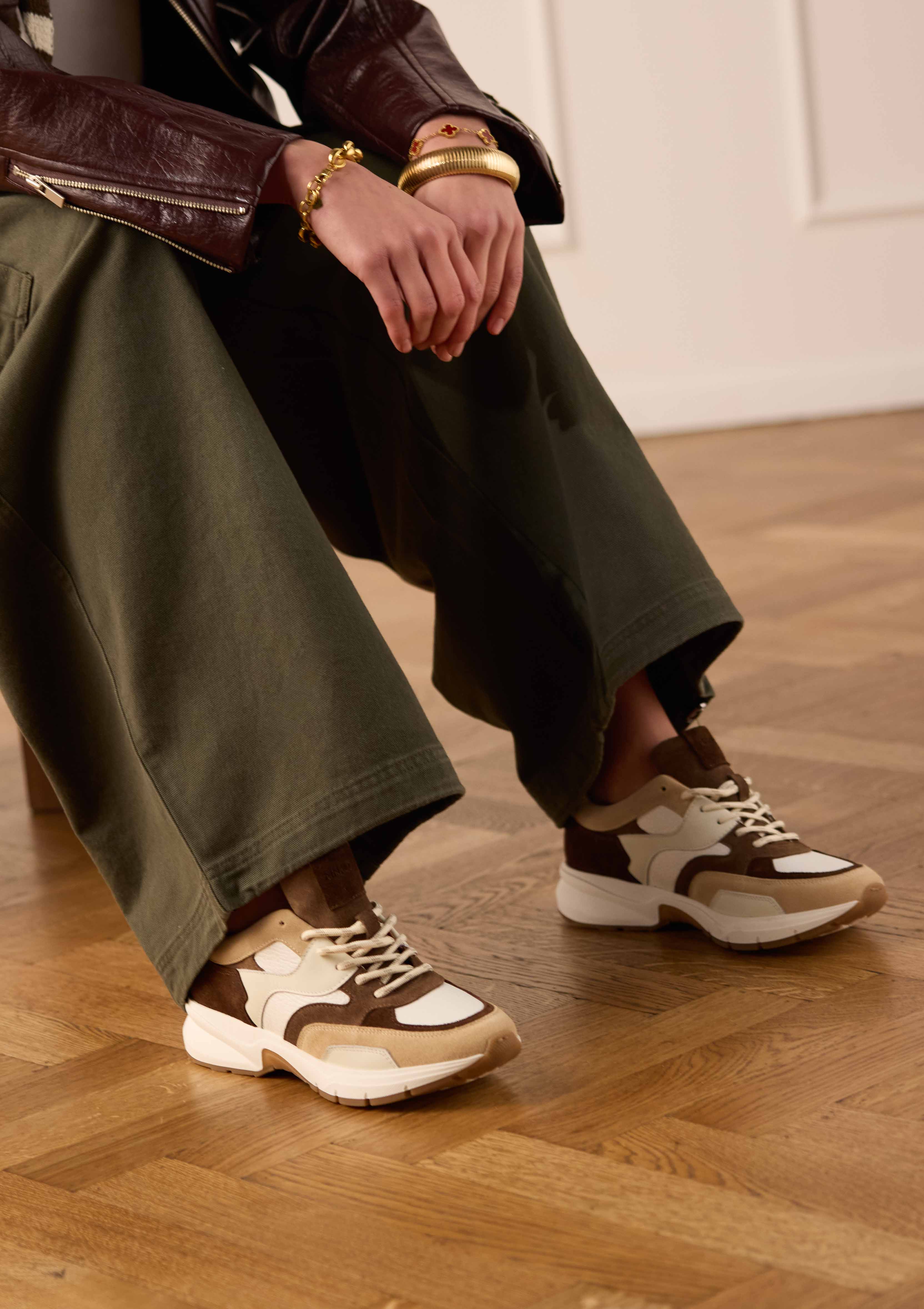 Beige leren sneakers met multicolor suède details