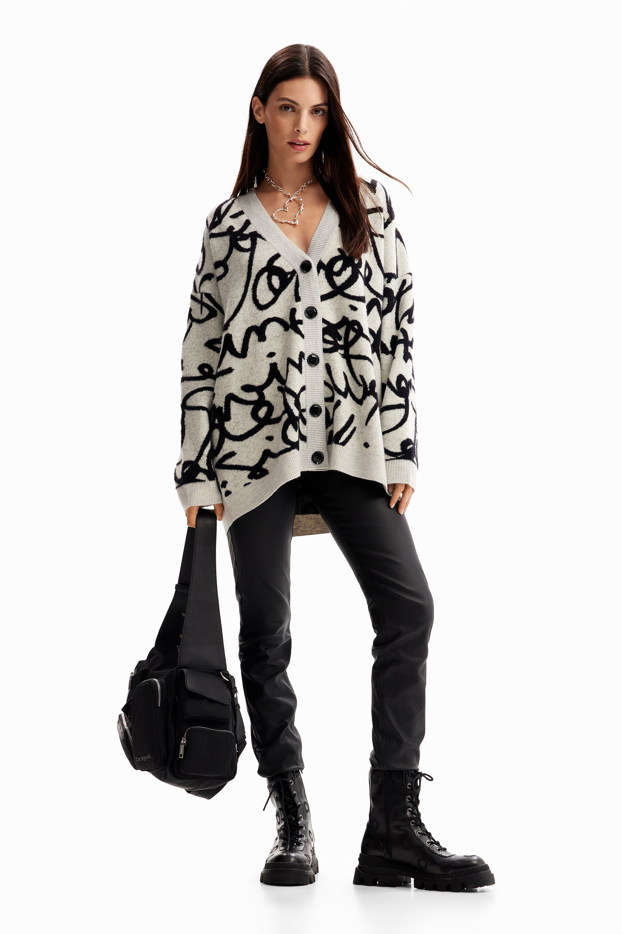 Cardigã oversized com mensagens