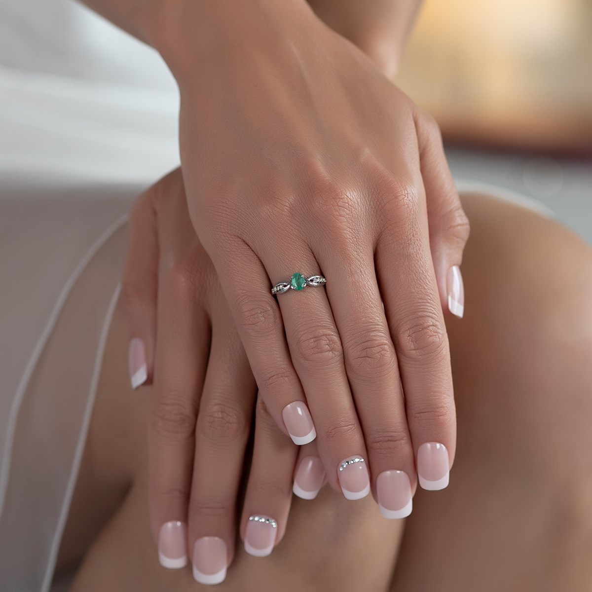Bague ADEN Or 585 Blanc Emeraude et diamants 1.32grs