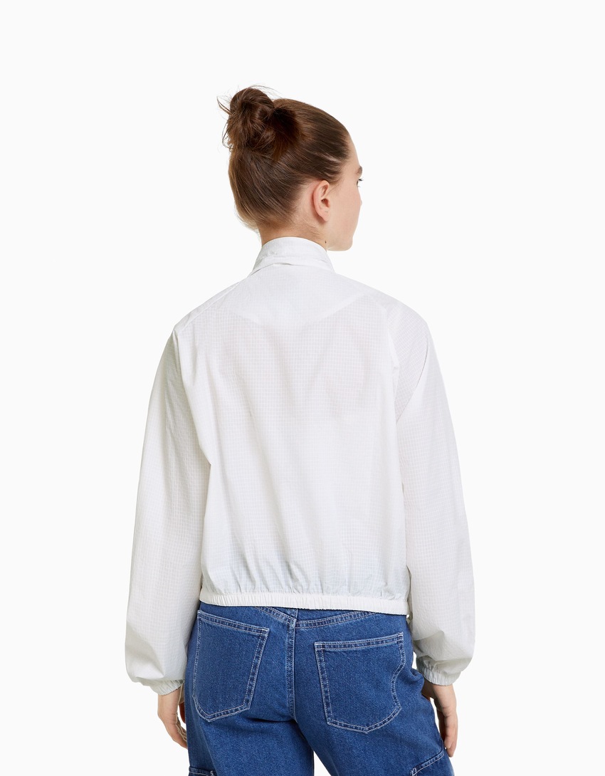 Jaqueta cropped texturizada em nylon ripstop