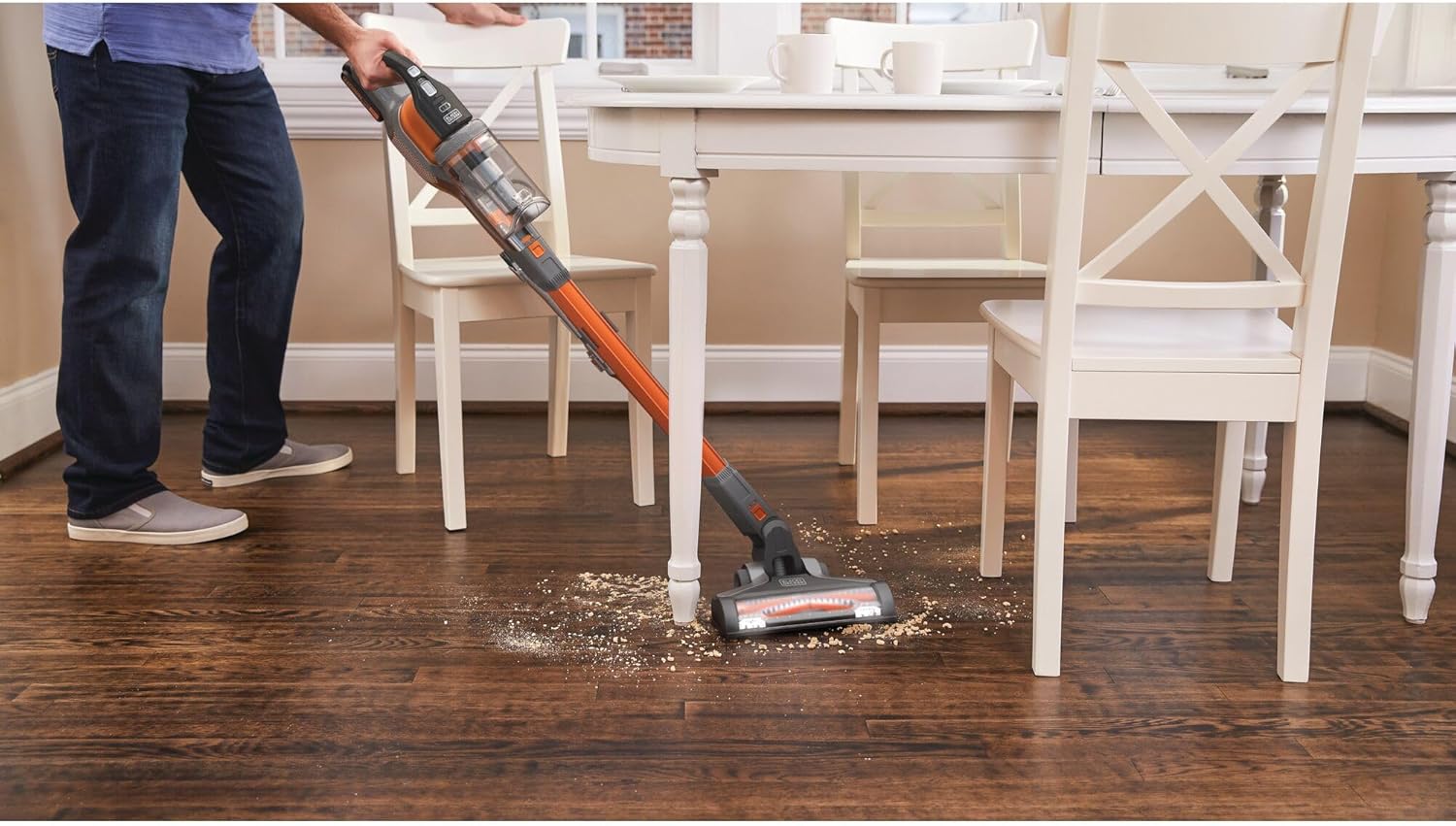 Black+Decker 4in1 Akku-Stielsauger (18V, 2.0Ah, beutelloser Boden- & Handstaubsauger mit Elektrobürste, kabellos, inkl. Fugendüste, Akku, Ladegerät & Wandhalterung) BHFEV182C