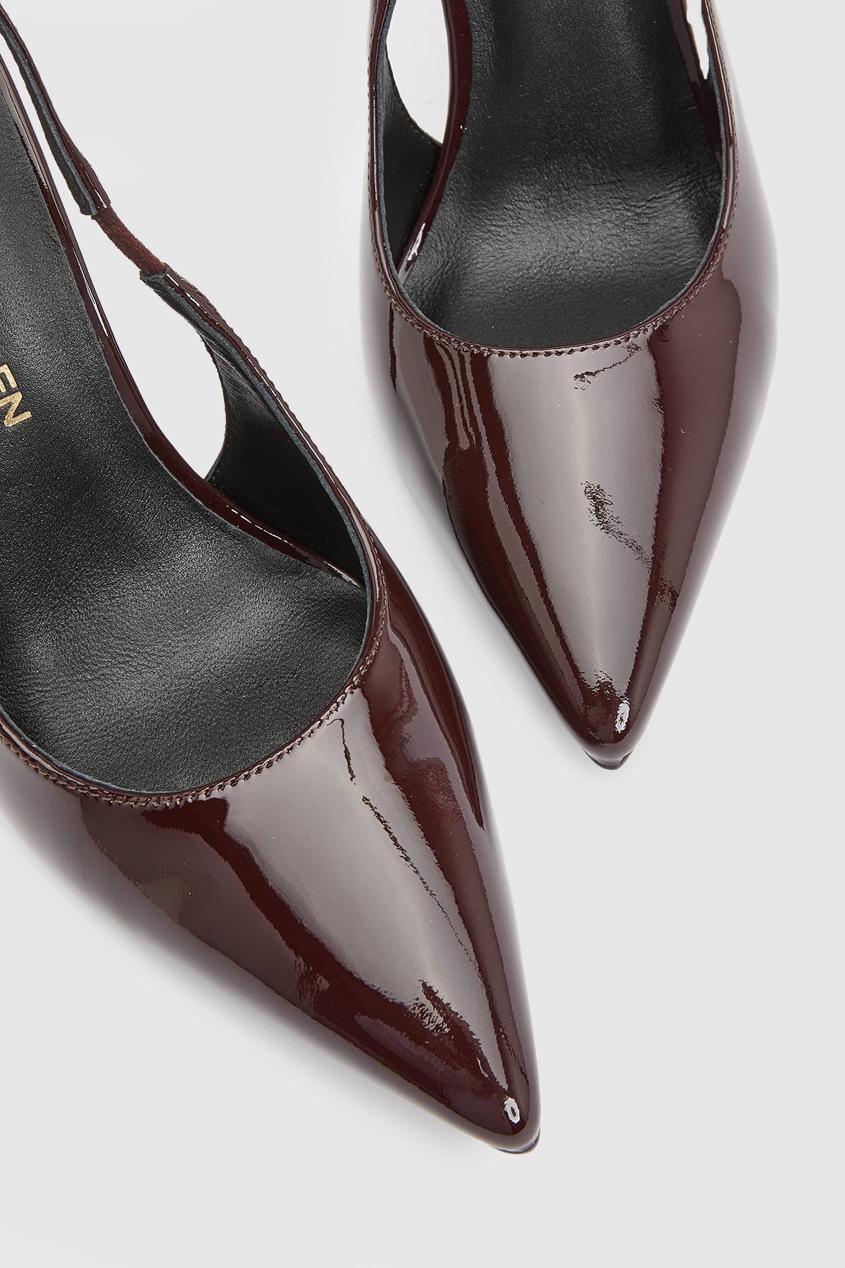 KarenMillen Escarpin À Bride Arrière En Cuir Verni Avec Talon