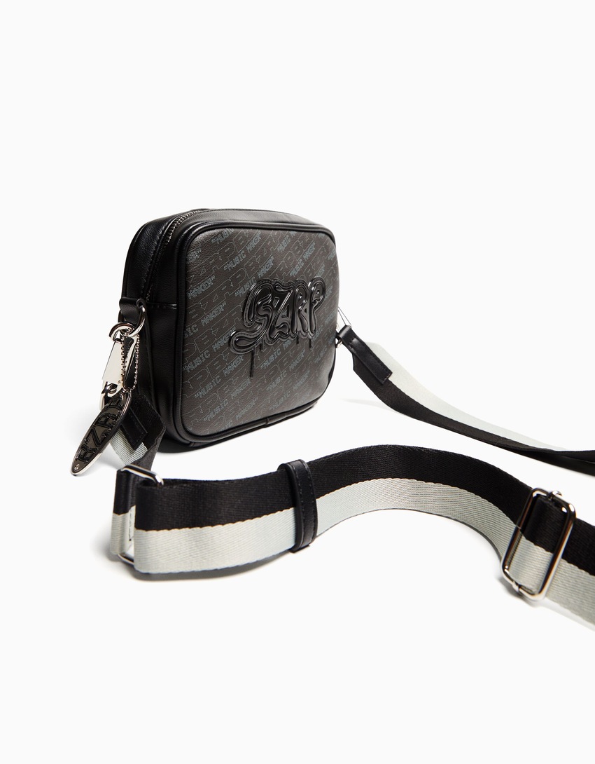 Bolsa transversal BERSHKA ft. BIZARRAP