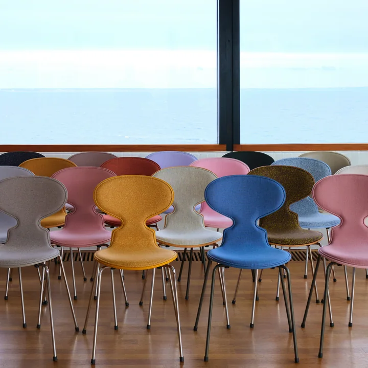 Fritz Hansen - Ant 3101 Stuhl, weiss / grau (Hallingdal 0110 ) / Esche lackiert weiss / verchromt