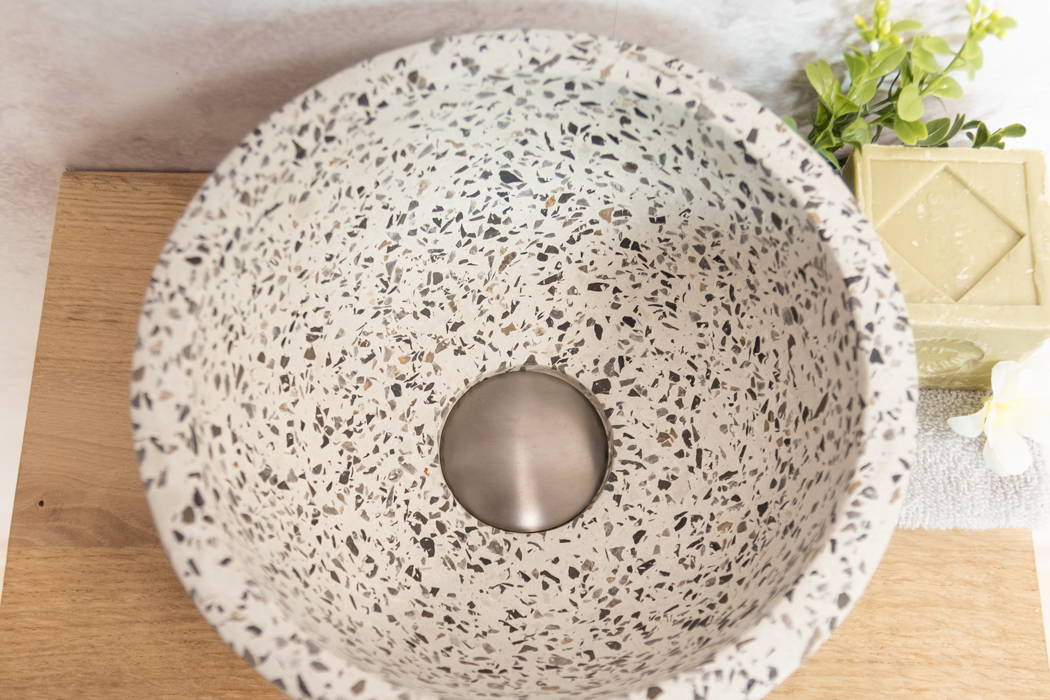 Saniclear Baru fontein met eiken plank en zwart-witte terrazzo waskom voor in het toilet