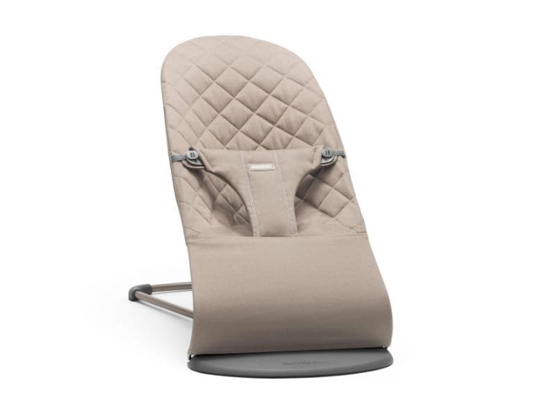 Babybjörn Babywippe Soft gewebt Classic Quilt Sandgrau Ergonomisch, sichere Wippe für Ihr Baby