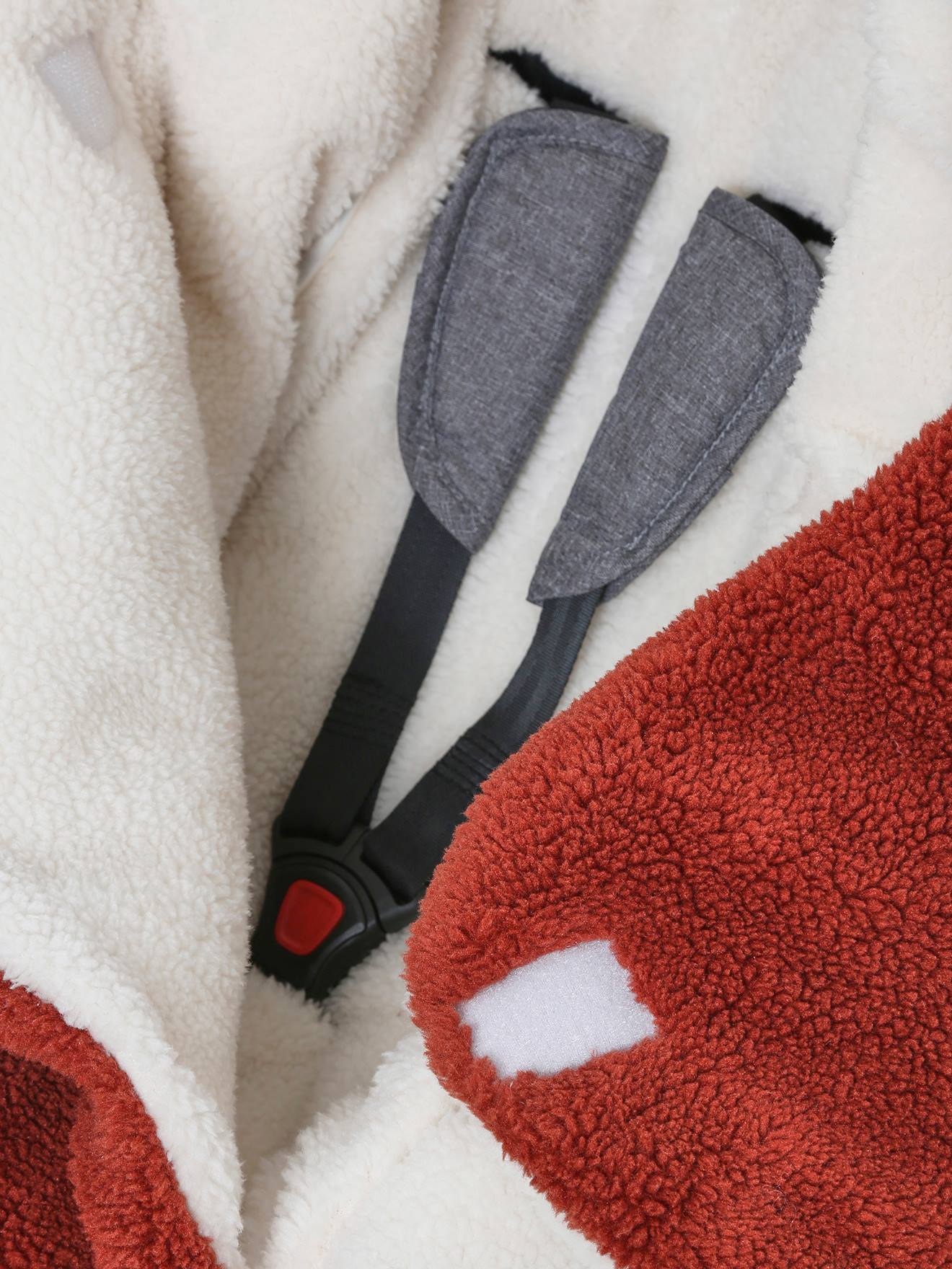 Bolsa Chancelière em formato de ovo e cesta Foxy em sherpa cor açafrão