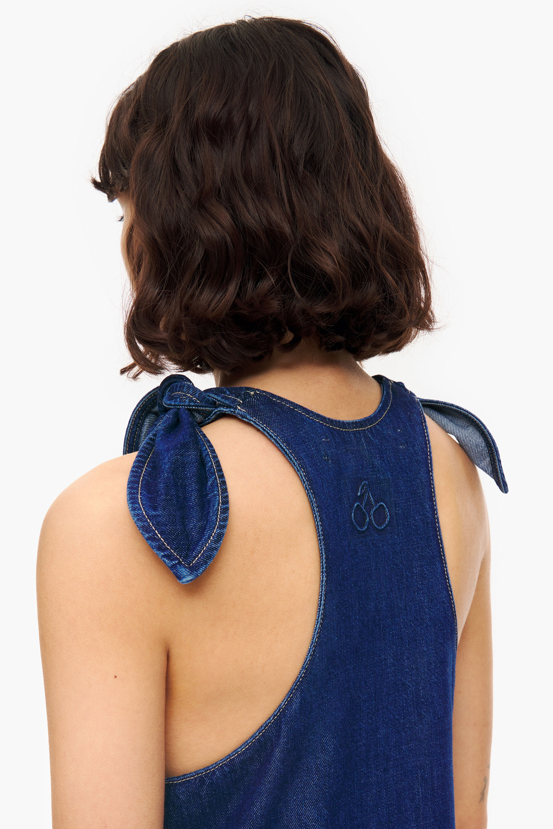 Vestido jeans azul escuro com modelagem evasê