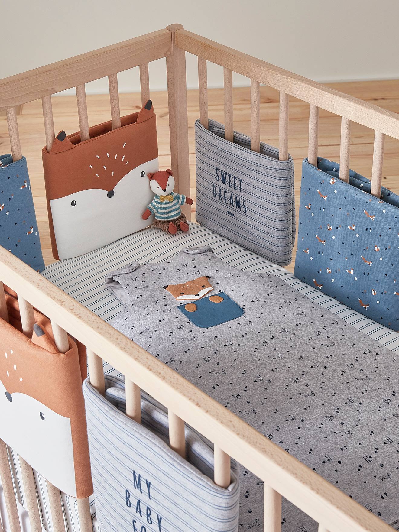 Protetor de berço Baby Fox azul médio liso com estampas