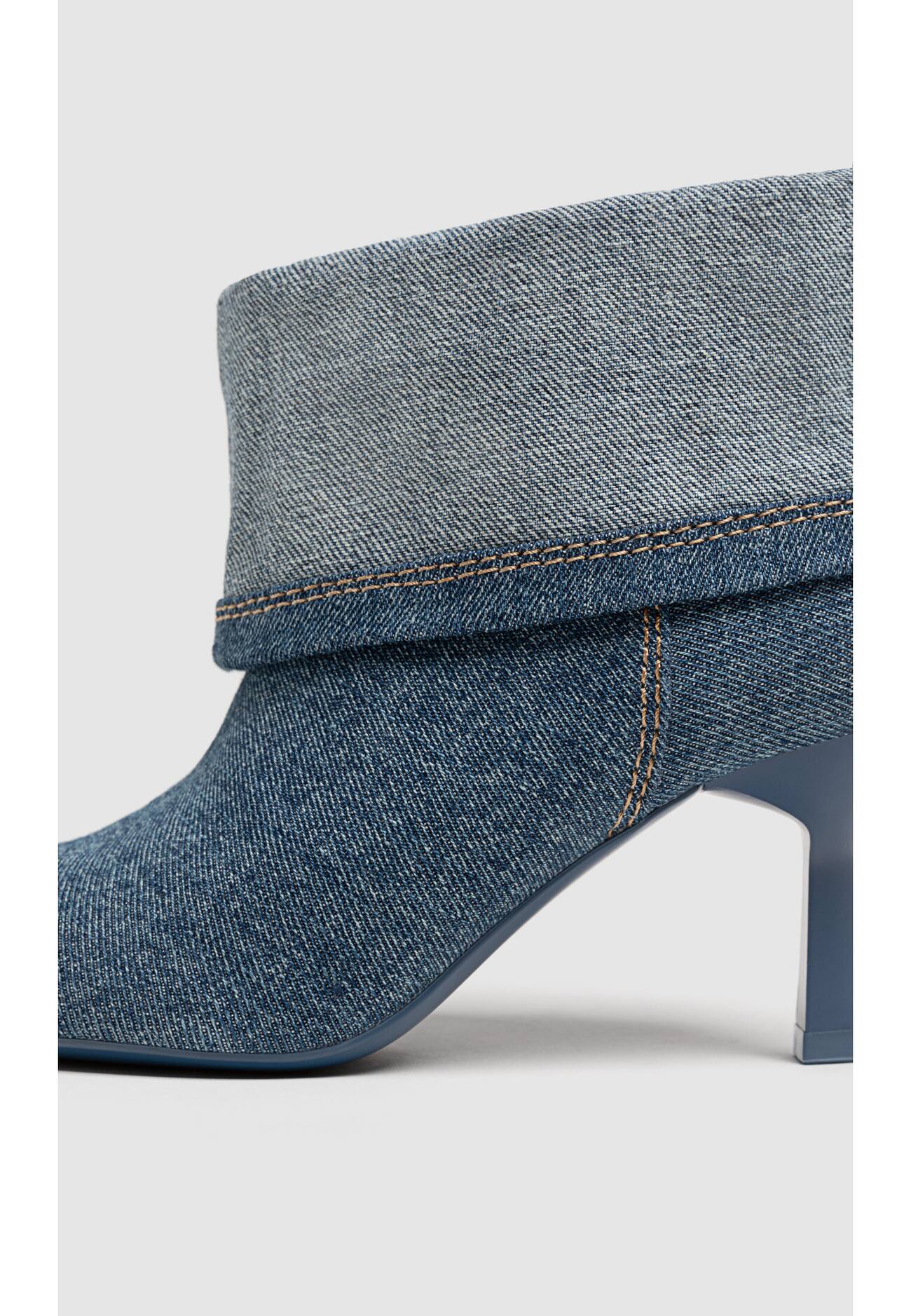 Botas de cano curto de salto alto em jeans