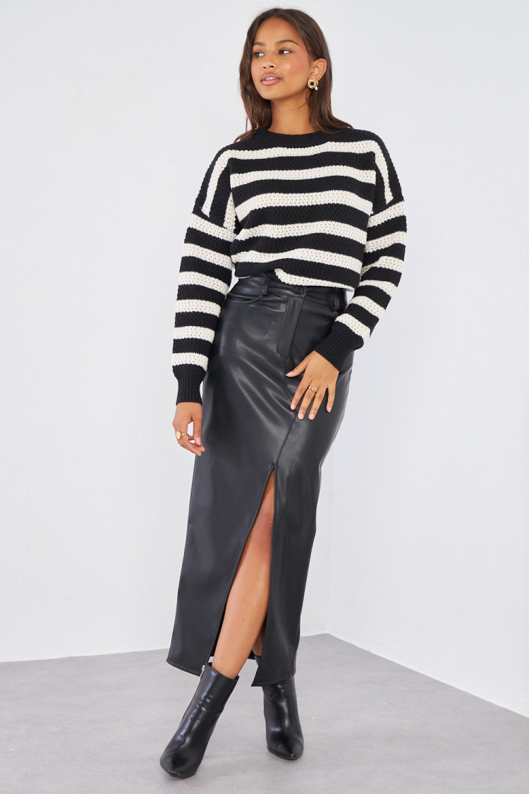 Jupe noire en simili cuir fendu