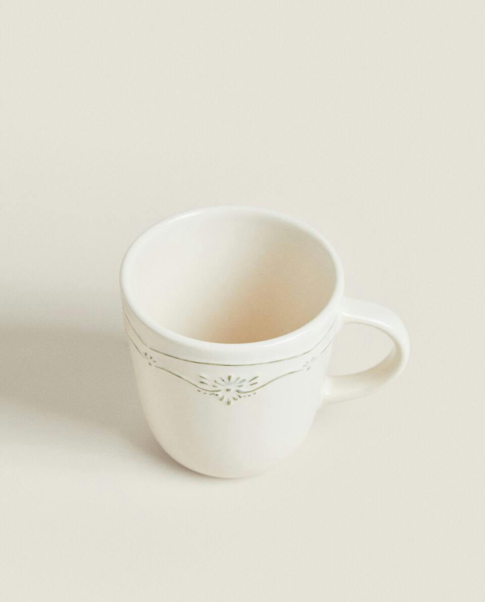 Caneca de barro com desenho natalino em relevo