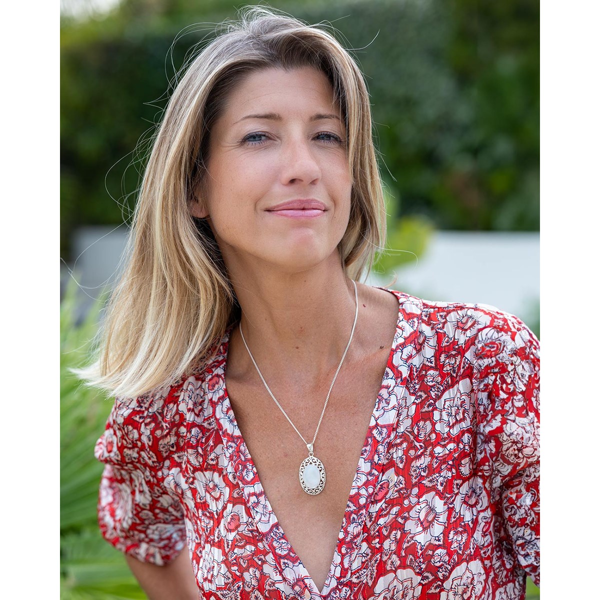 Pendentif Élégant en Nacre Blanche Ovale - Monture Argent Massif | Aden Boutique