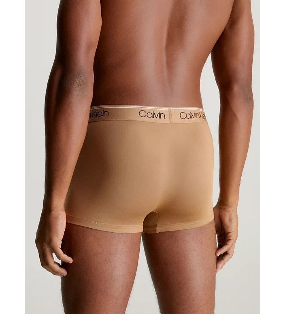 Conjunto com 3 cuecas boxer Calvin Klein de cintura baixa nas cores azul, marrom e preta.