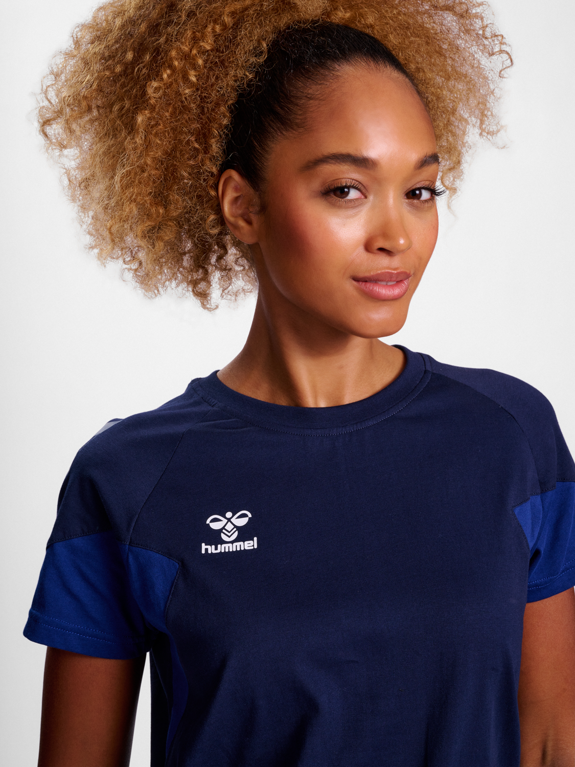 hmlTRAVEL T-SHIRT S/S WOMAN