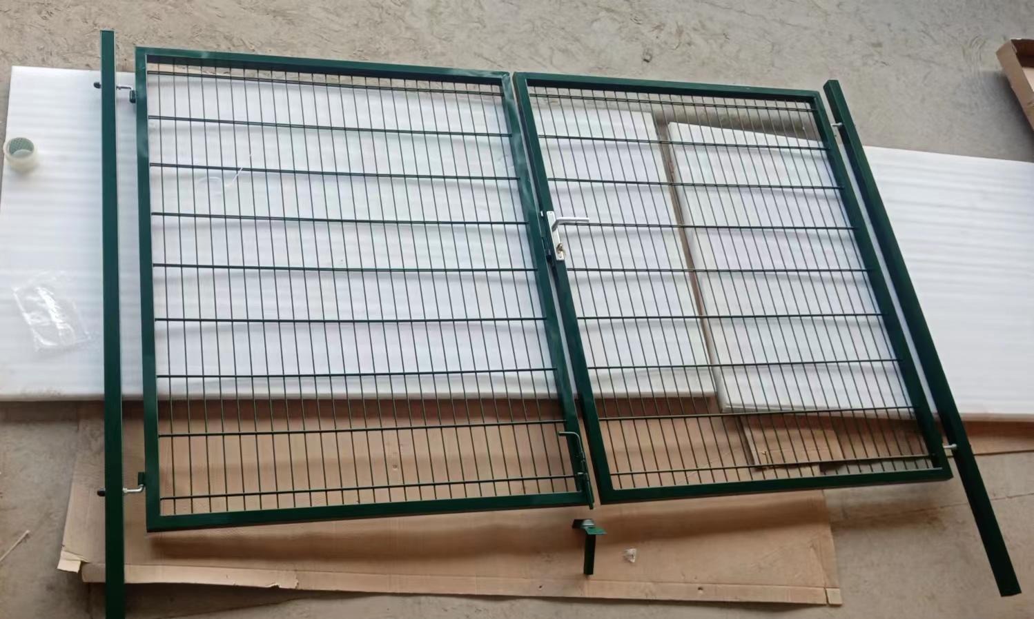 GEWA Economy dubbele tuinpoort, 3m breed, 1m hoog, dubbelstaafmatpoort, RAL6005 mosgroen, inclusief palen en toebehoren