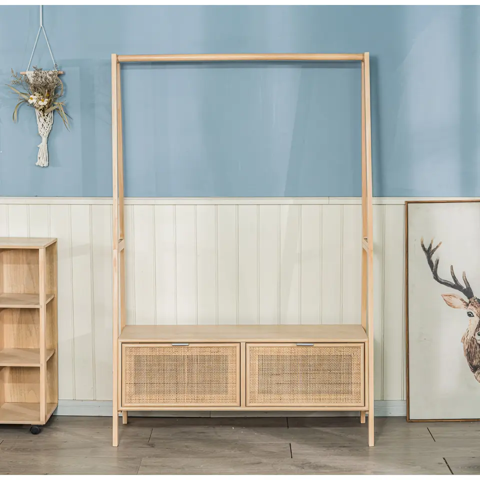 Massief houten kledingrek met rieten zitting