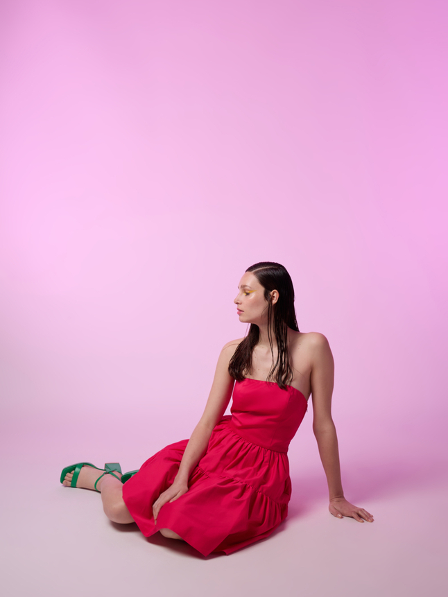 Robe courte à bretelle amovibles
