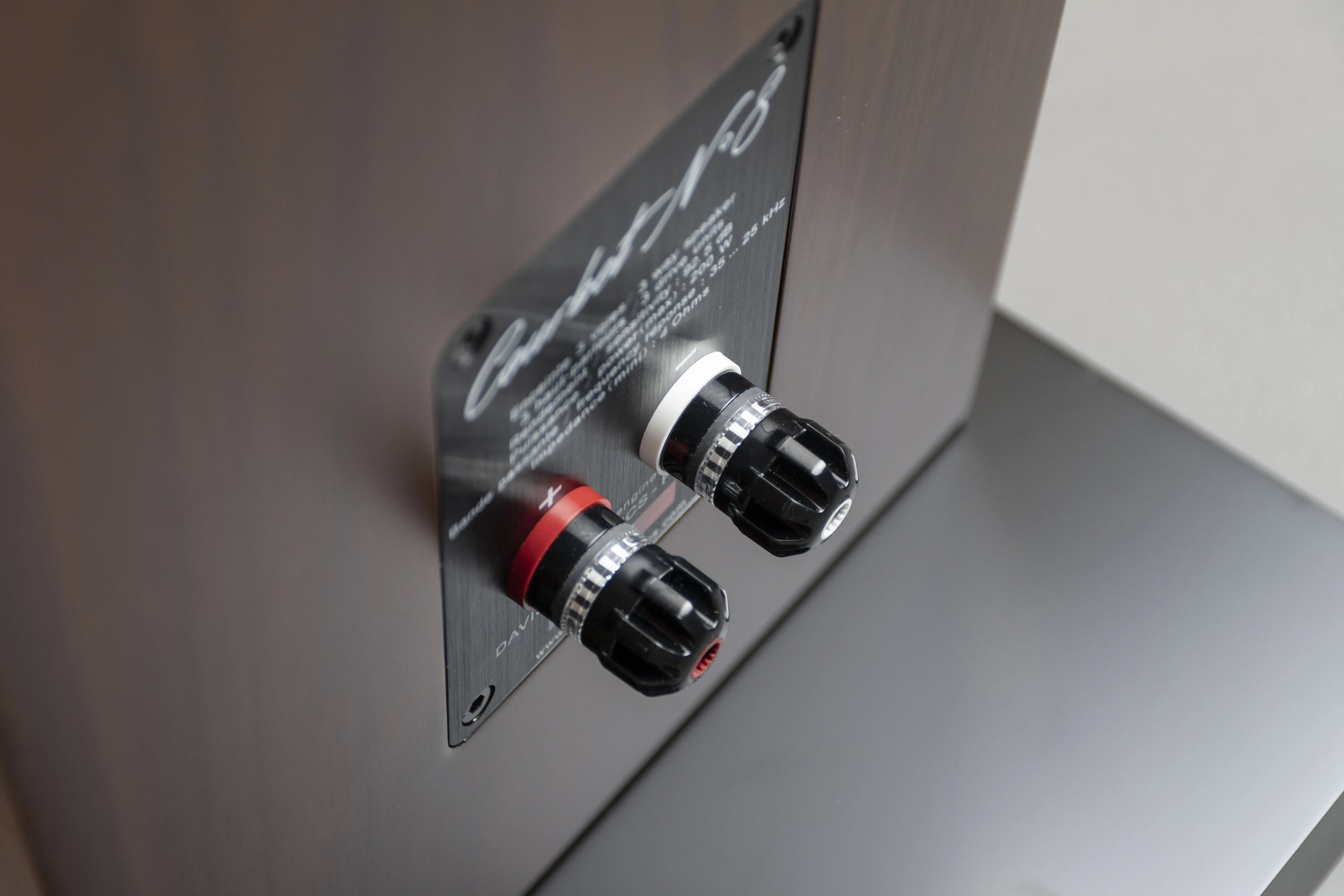 Davis Acoustics Courbet N°7 Noyer (la paire) Enceintes colonne