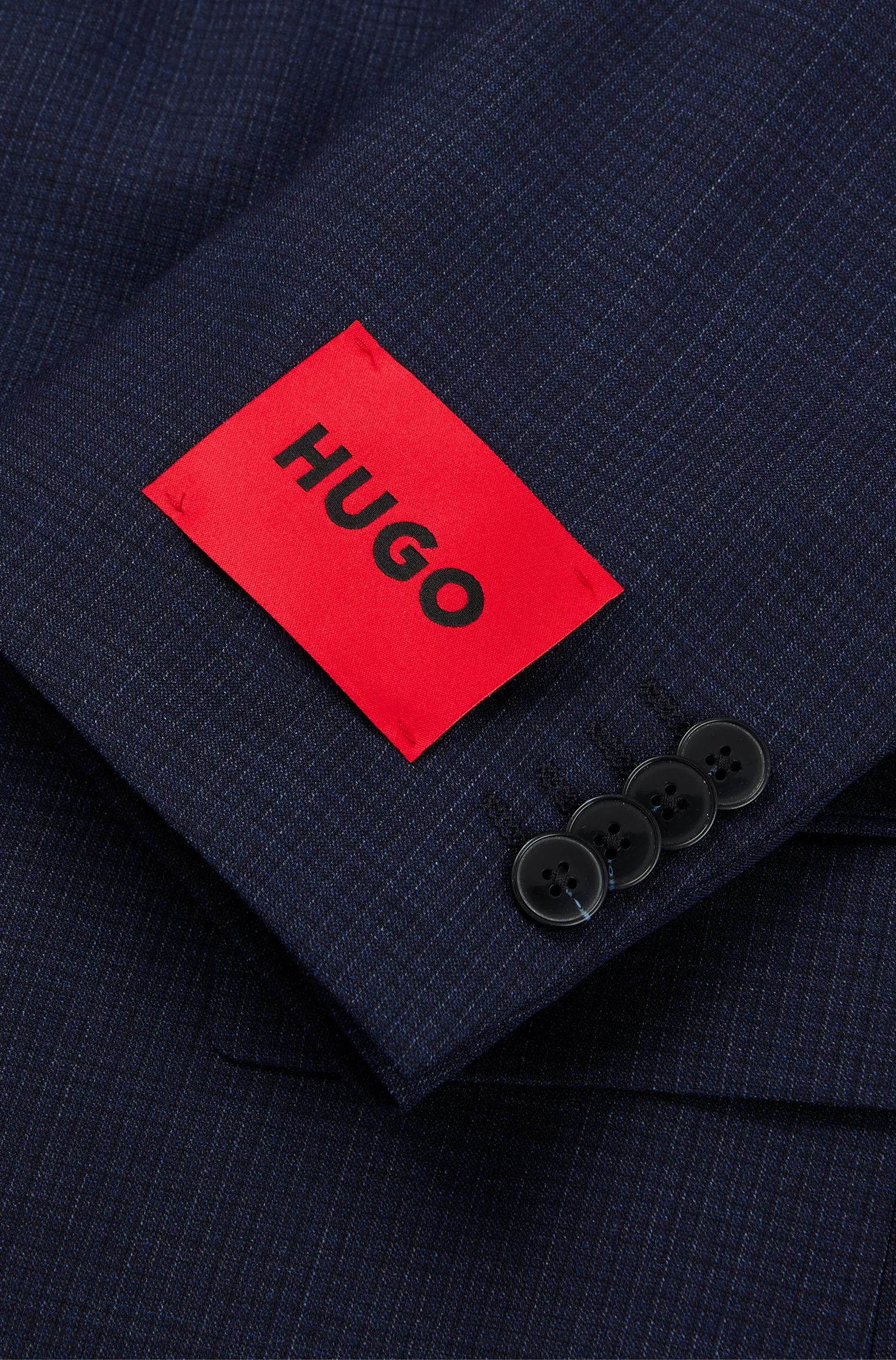 Terno HUGO vermelho, corte slim, em lã elástica estampada.